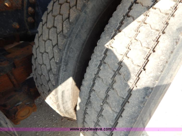 image for item B5826 1981 Mack R747-ST2337 semi truck