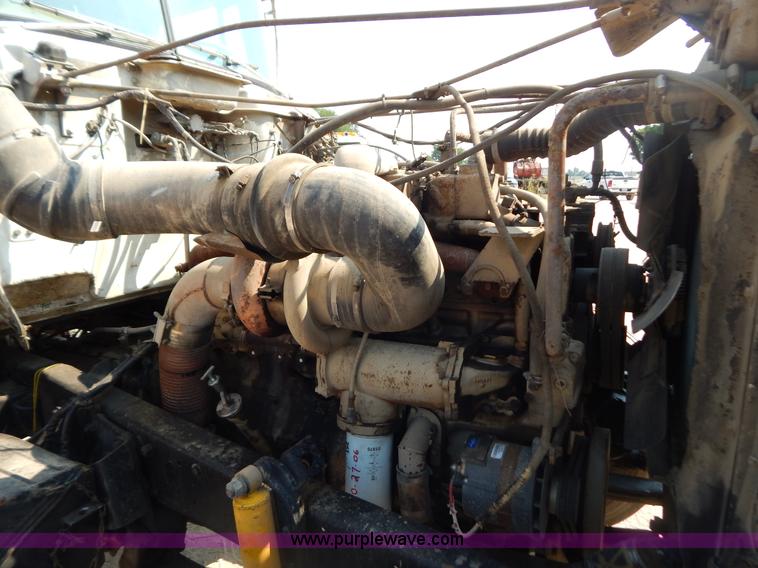 image for item B5826 1981 Mack R747-ST2337 semi truck