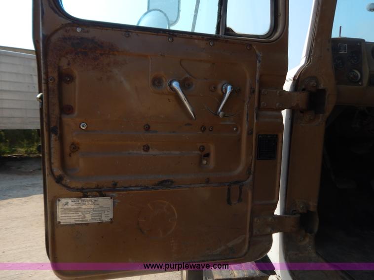 image for item B5826 1981 Mack R747-ST2337 semi truck