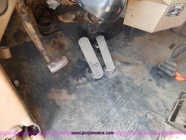 image for item B5826 1981 Mack R747-ST2337 semi truck