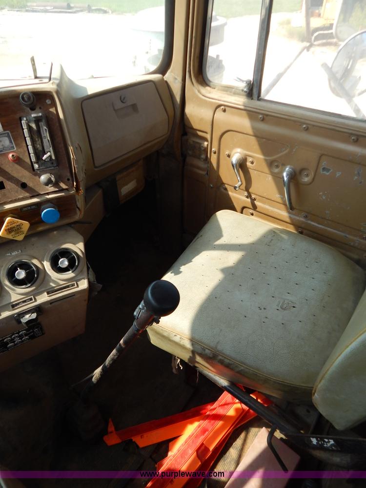 image for item B5826 1981 Mack R747-ST2337 semi truck