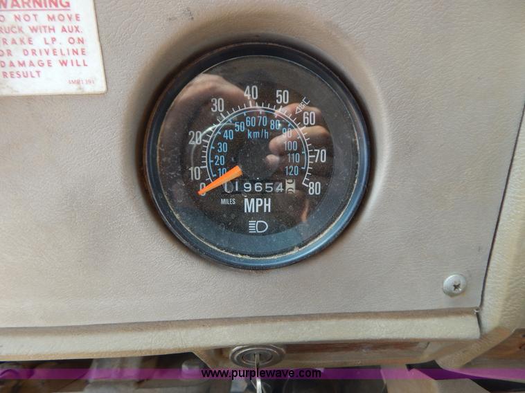 image for item B5826 1981 Mack R747-ST2337 semi truck