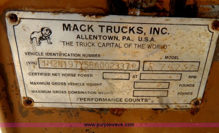 image for item B5826 1981 Mack R747-ST2337 semi truck