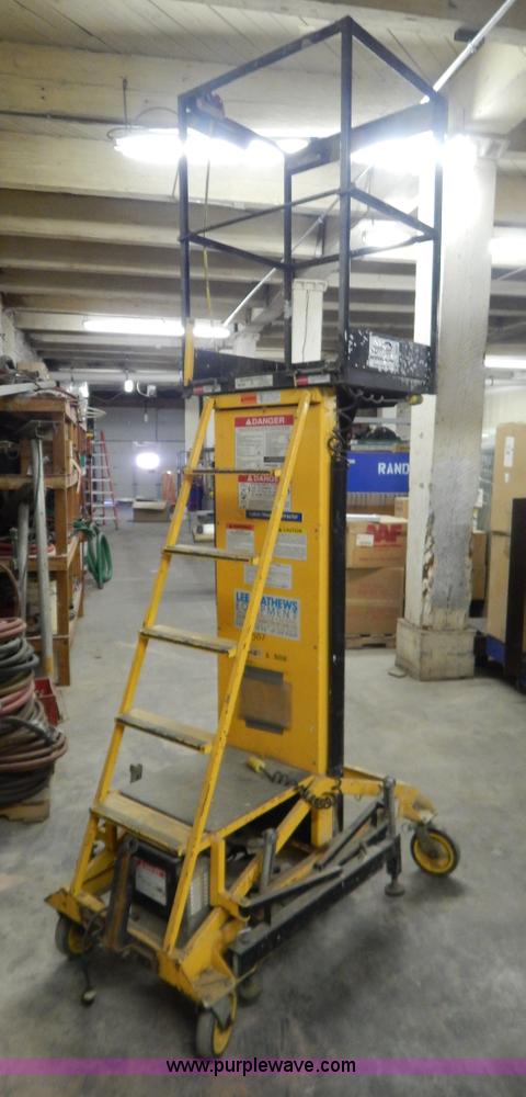 image for item H3895 Workforce 2900 XLT single man lift