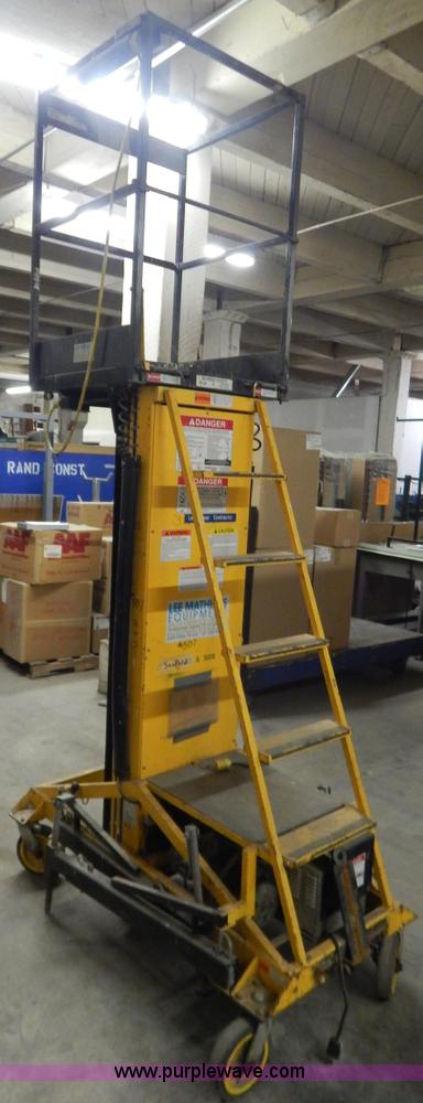 image for item H3895 Workforce 2900 XLT single man lift