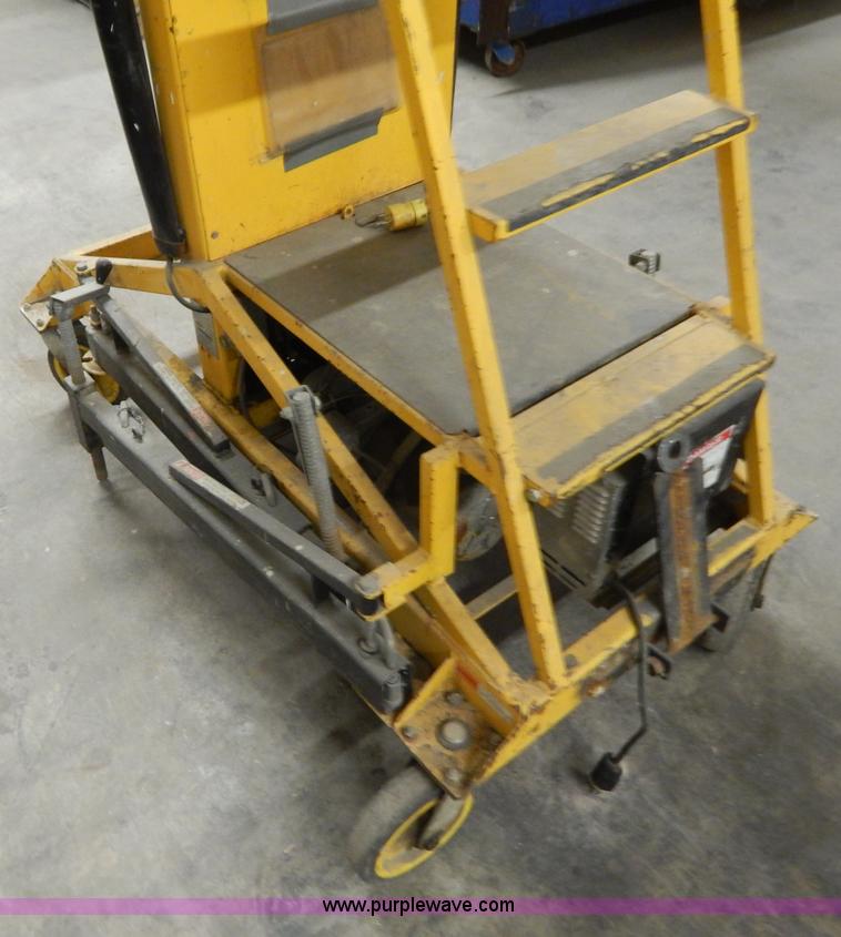 image for item H3895 Workforce 2900 XLT single man lift