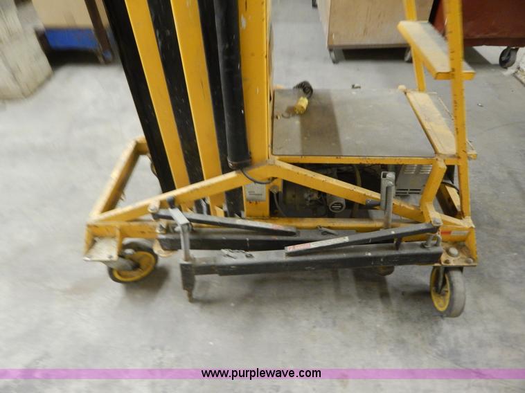 image for item H3895 Workforce 2900 XLT single man lift