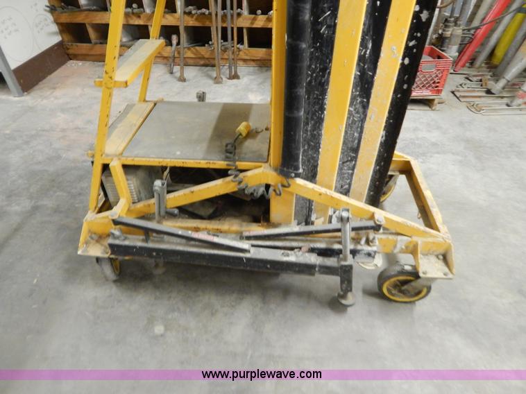 image for item H3895 Workforce 2900 XLT single man lift