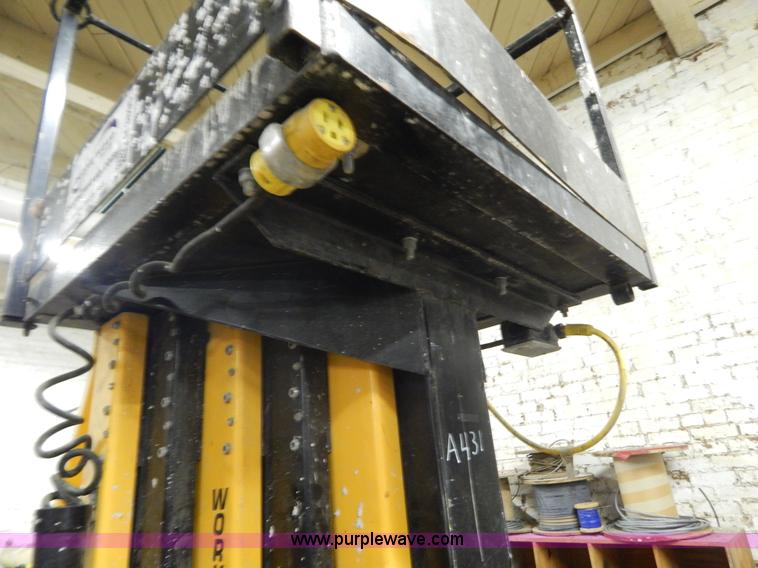 image for item H3895 Workforce 2900 XLT single man lift