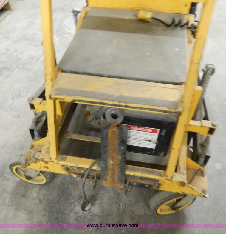 image for item H3895 Workforce 2900 XLT single man lift