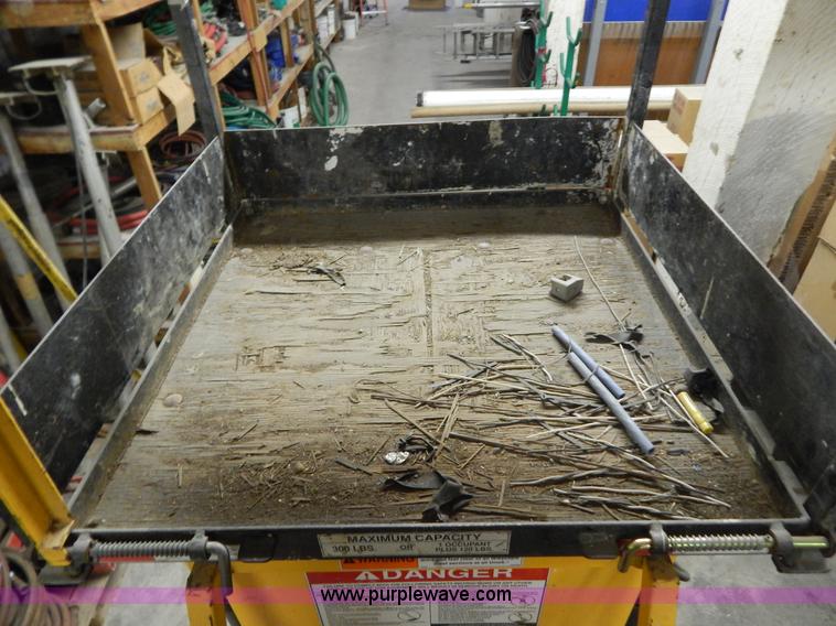 image for item H3895 Workforce 2900 XLT single man lift