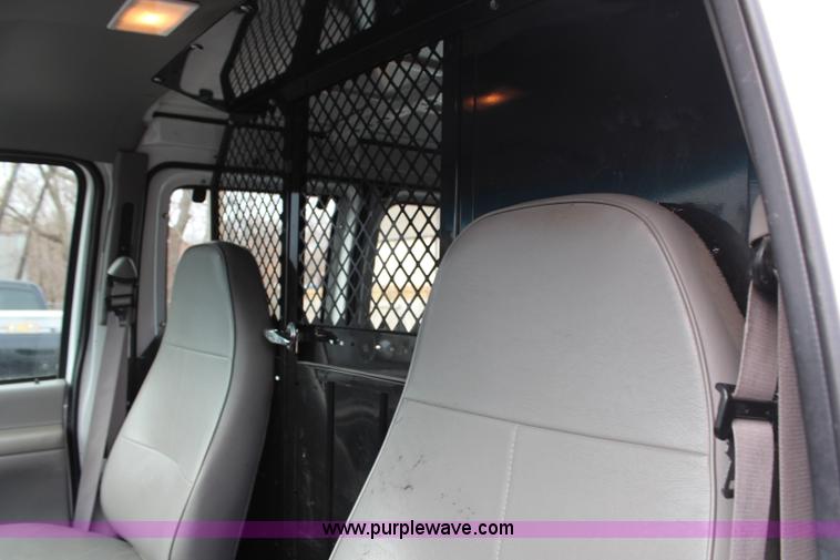 image for item H7858 1999 Ford Econoline E250 van