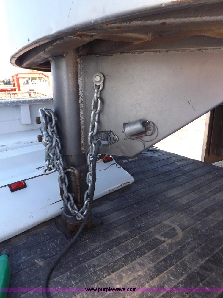 image for item I8356 31' tandem axle livestock trailer