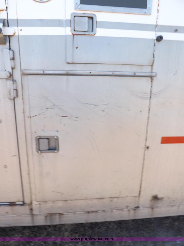 image for item I8356 31' tandem axle livestock trailer