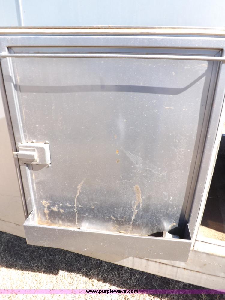 image for item I8356 31' tandem axle livestock trailer