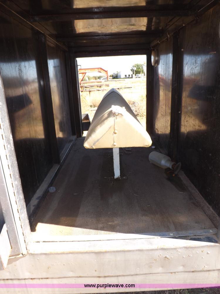 image for item I8356 31' tandem axle livestock trailer