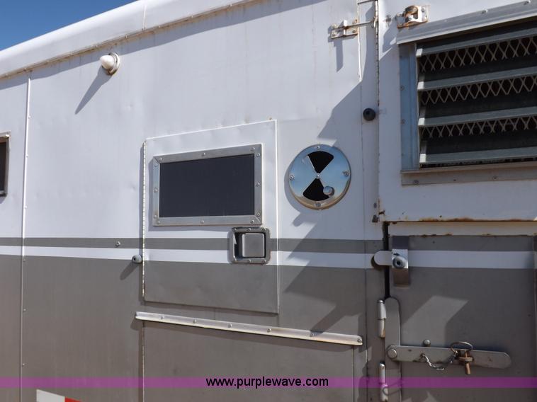 image for item I8356 31' tandem axle livestock trailer