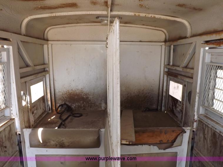 image for item I8356 31' tandem axle livestock trailer