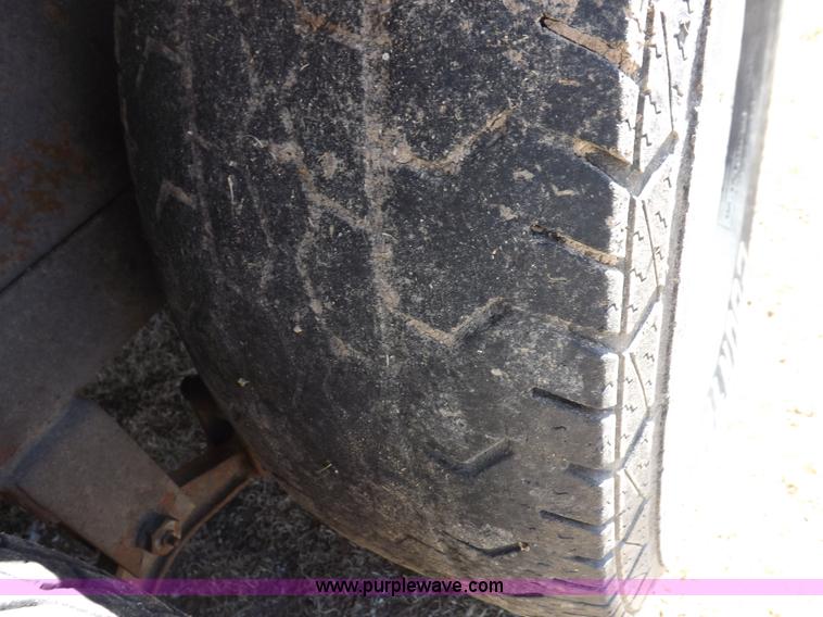 image for item I8356 31' tandem axle livestock trailer