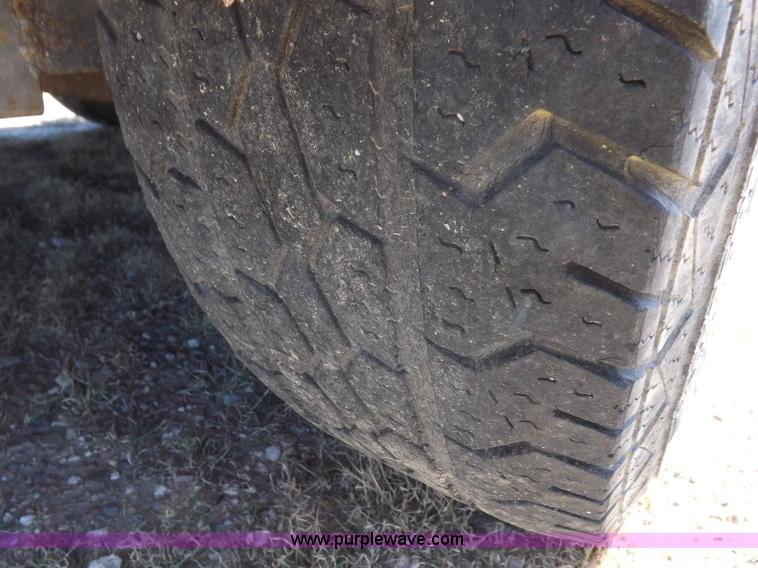 image for item I8356 31' tandem axle livestock trailer