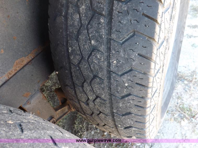 image for item I8356 31' tandem axle livestock trailer