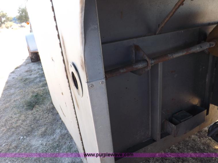 image for item I8356 31' tandem axle livestock trailer