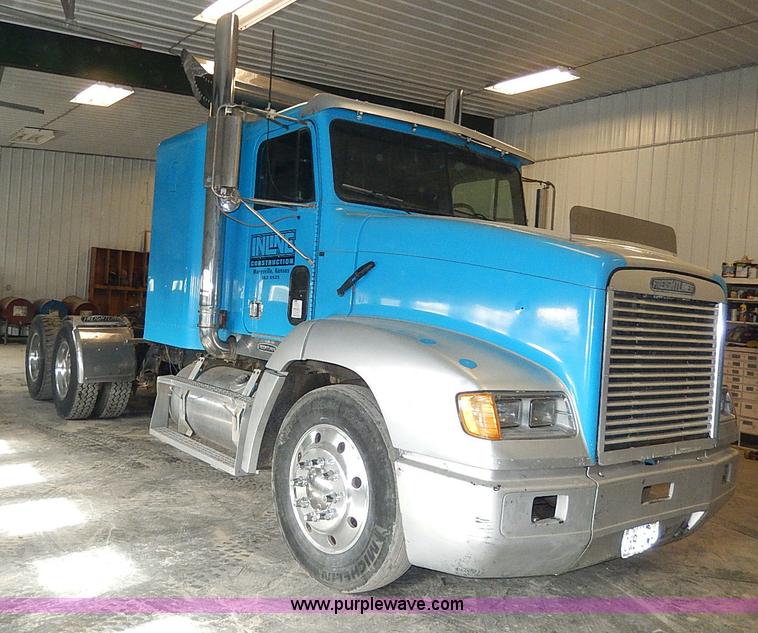 image for item I9488 1995 Freightliner FLD120 semi truck