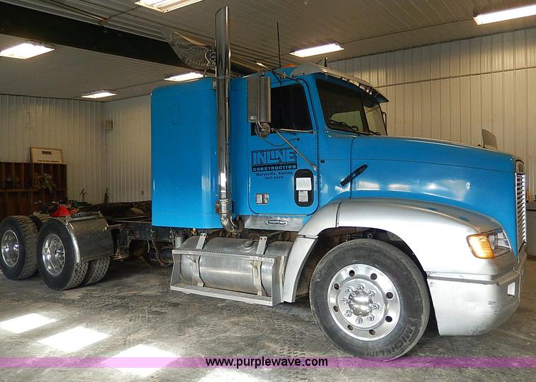 image for item I9488 1995 Freightliner FLD120 semi truck