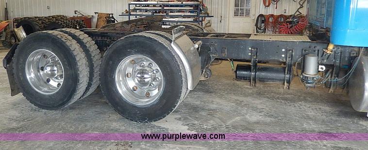 image for item I9488 1995 Freightliner FLD120 semi truck