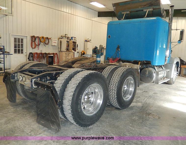 image for item I9488 1995 Freightliner FLD120 semi truck