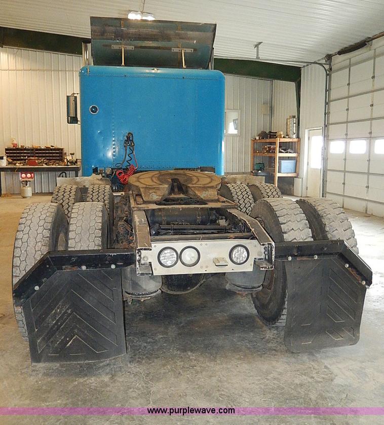 image for item I9488 1995 Freightliner FLD120 semi truck