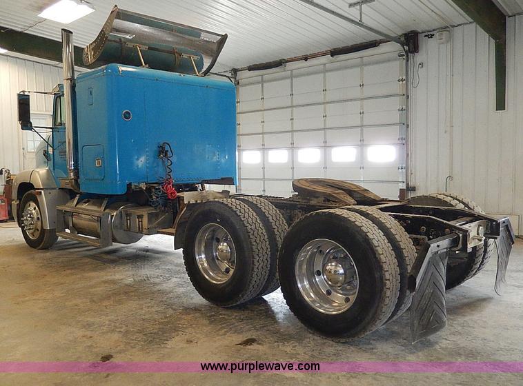 image for item I9488 1995 Freightliner FLD120 semi truck