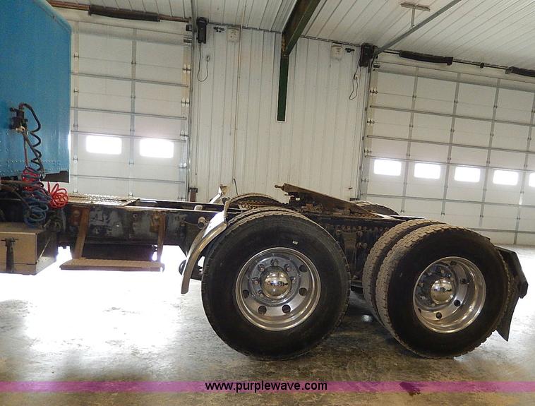 image for item I9488 1995 Freightliner FLD120 semi truck