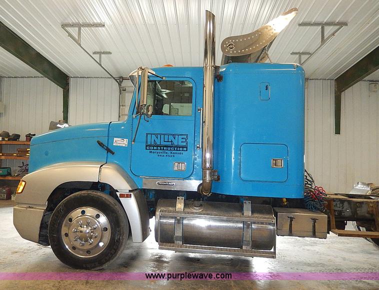 image for item I9488 1995 Freightliner FLD120 semi truck