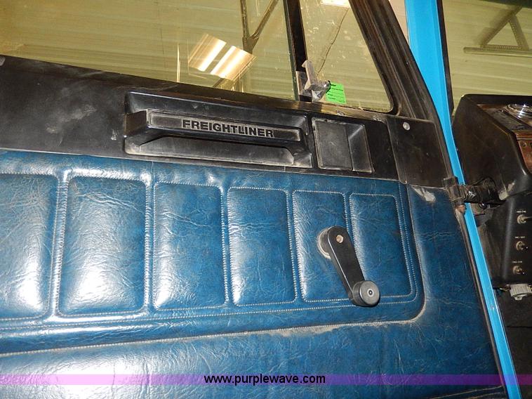 image for item I9488 1995 Freightliner FLD120 semi truck