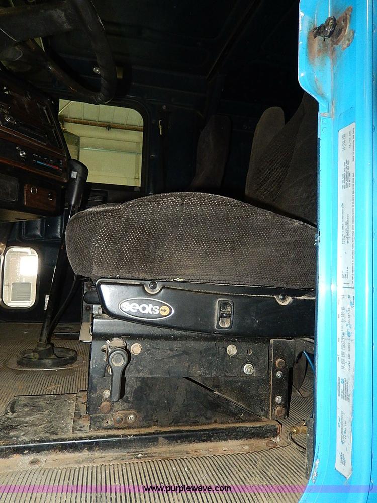 image for item I9488 1995 Freightliner FLD120 semi truck