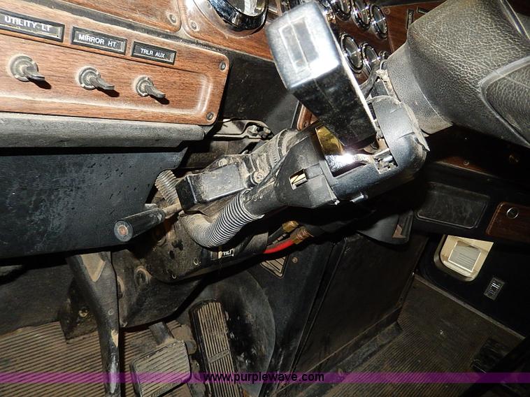 image for item I9488 1995 Freightliner FLD120 semi truck