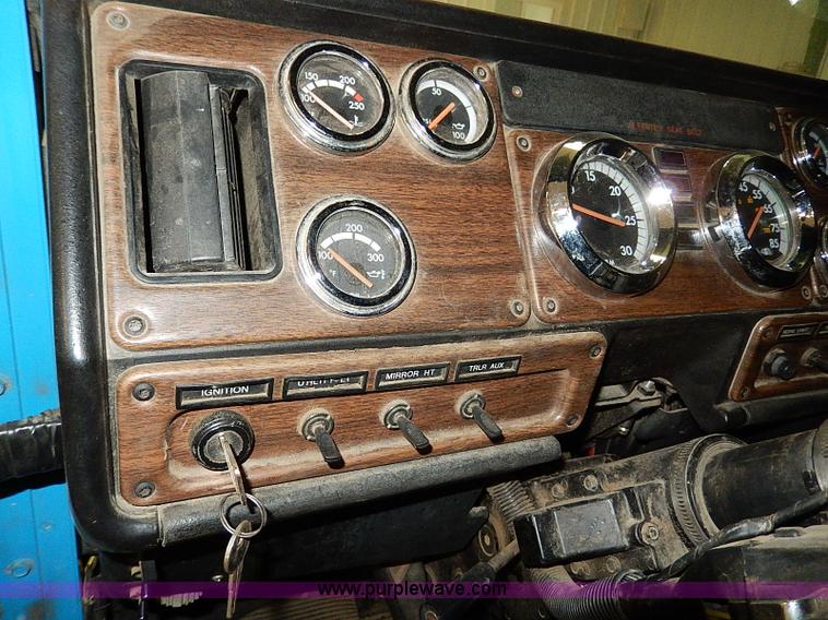 image for item I9488 1995 Freightliner FLD120 semi truck