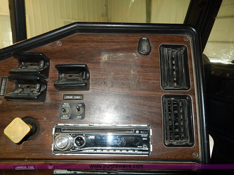 image for item I9488 1995 Freightliner FLD120 semi truck