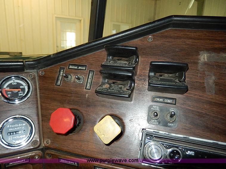 image for item I9488 1995 Freightliner FLD120 semi truck