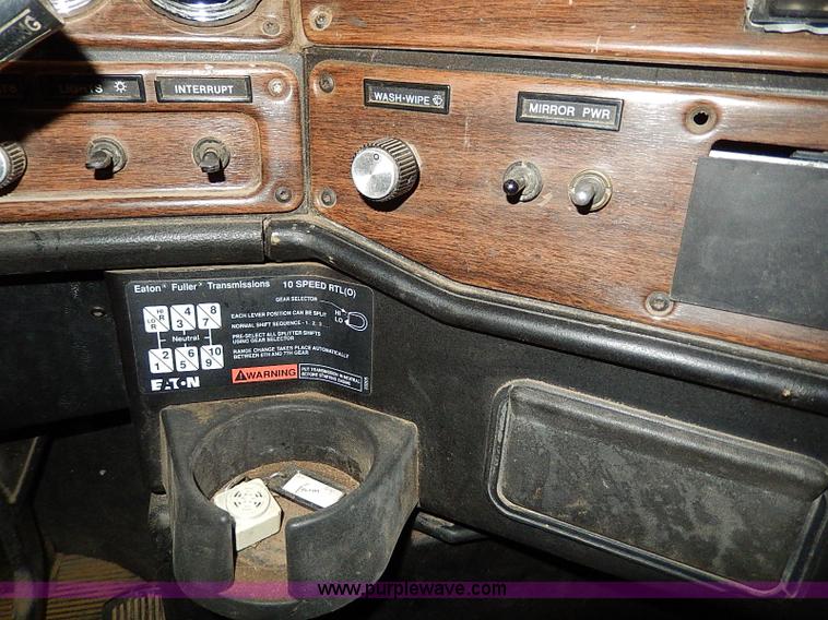 image for item I9488 1995 Freightliner FLD120 semi truck