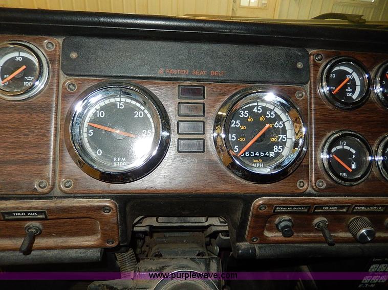 image for item I9488 1995 Freightliner FLD120 semi truck