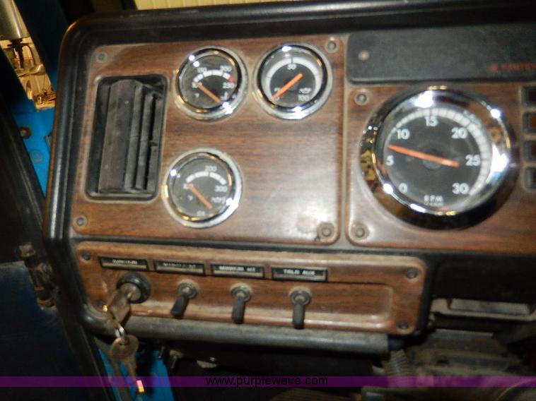 image for item I9488 1995 Freightliner FLD120 semi truck