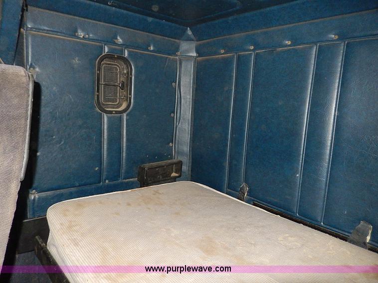 image for item I9488 1995 Freightliner FLD120 semi truck