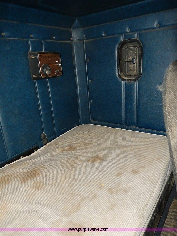 image for item I9488 1995 Freightliner FLD120 semi truck