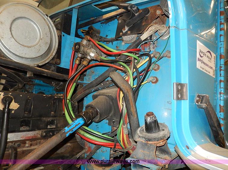 image for item I9488 1995 Freightliner FLD120 semi truck