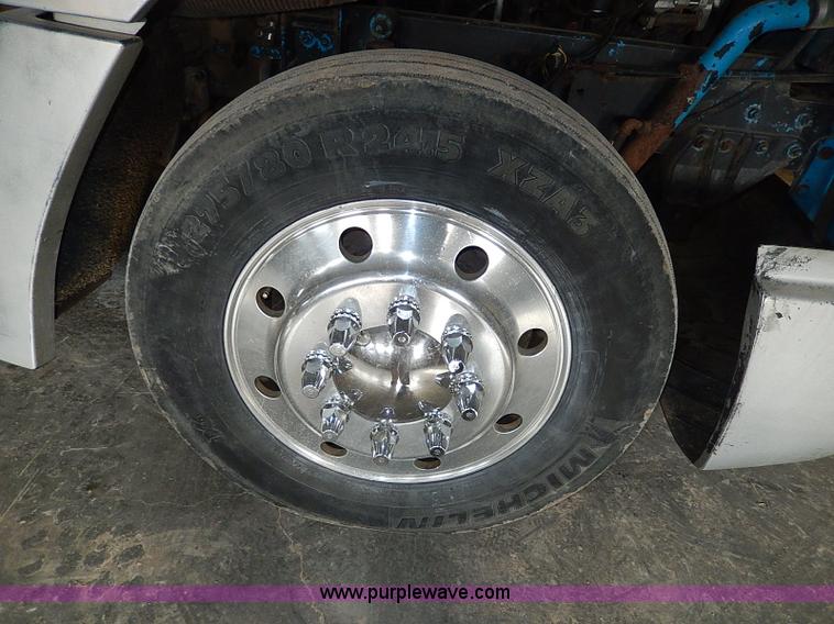 image for item I9488 1995 Freightliner FLD120 semi truck