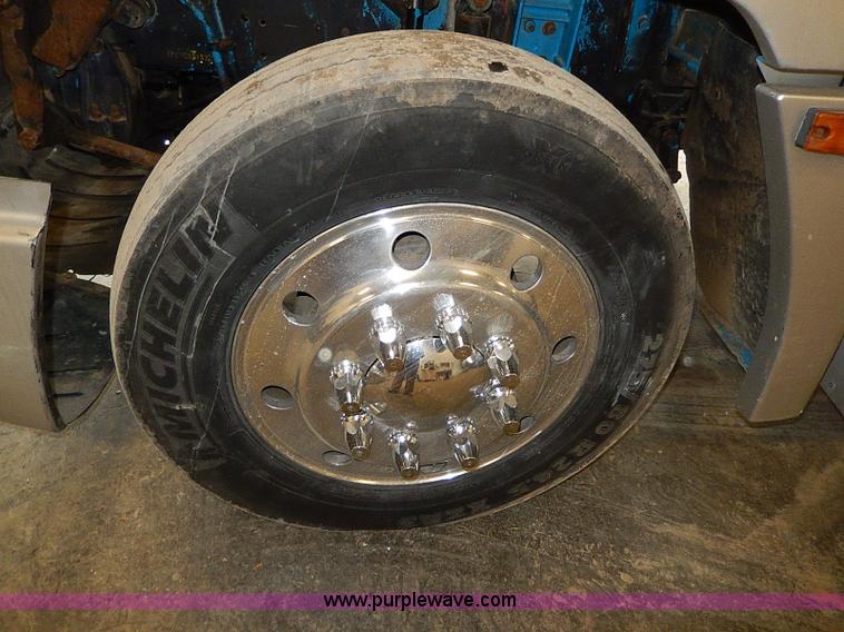 image for item I9488 1995 Freightliner FLD120 semi truck