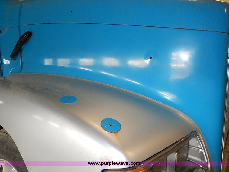 image for item I9488 1995 Freightliner FLD120 semi truck