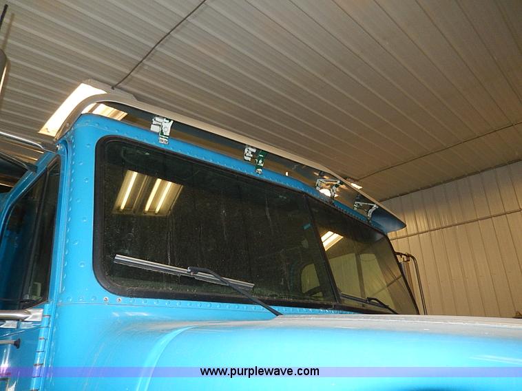 image for item I9488 1995 Freightliner FLD120 semi truck